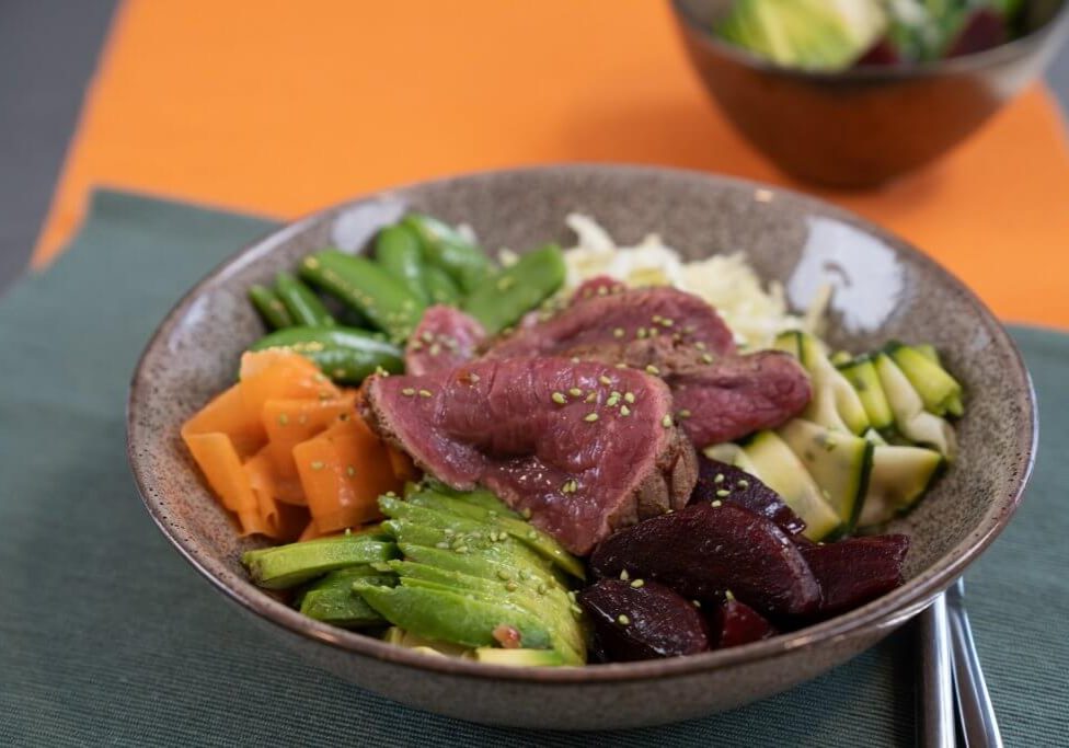 Pokébowl met gemarineerde runderlende en kleurrijke groente